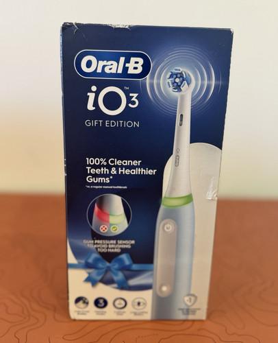 Oral-B iO3 Electric Toothbrush Oscillating 3 Speed Blue/White + Travel Case