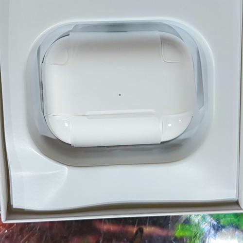 Apple AirPods Pro (2nd Gen) White Bluetooth In-Ear Earbuds Noise Cancellation