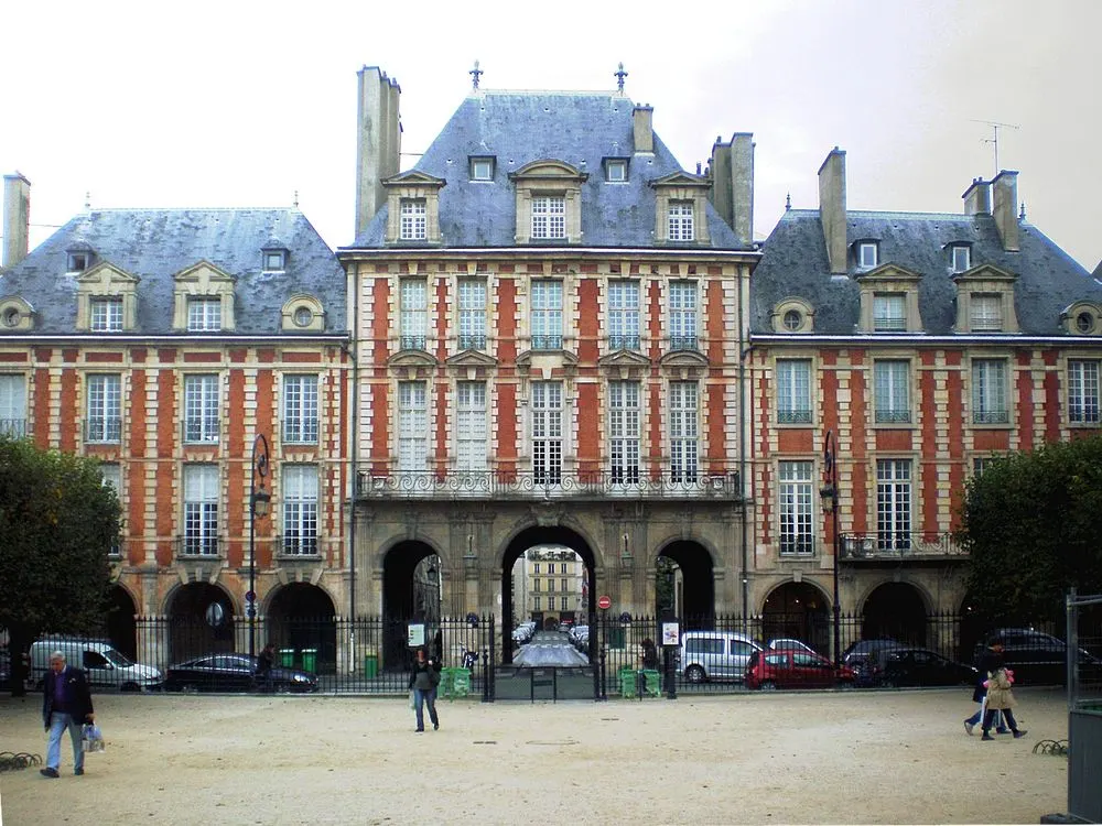 Le Pavillon de la Reine — Paris